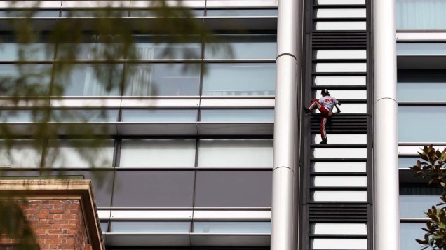 Alain Robert, o “homem aranha francês”, escala um prédio de 57 andares em Sidney, na Austrália. Ele é conhecido por já ter chegado ao topo de 85 edifícios ao redor do mundo