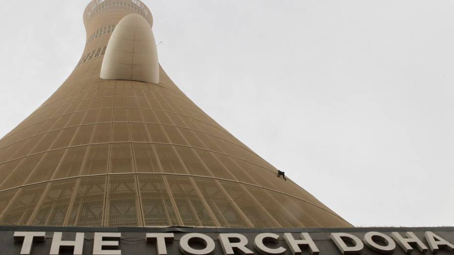 Alain Robert, conhecido como o homem-aranha francês, escalou a Torch Doha, mais alto prédio de Doha, capital do Qatar
