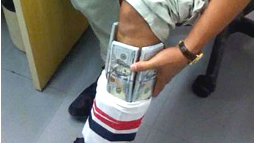 Notas de dólares e reais escondidas debaixo da calça de um passageiro no Aeroporto de Brasília
