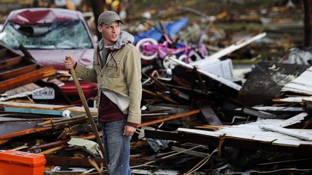 Morador  entre os escombros de sua casa em Joplin, no estado americano do Missouri. Subiu para 116 o número de mortos em consequência do tornado que atingiu a cidade