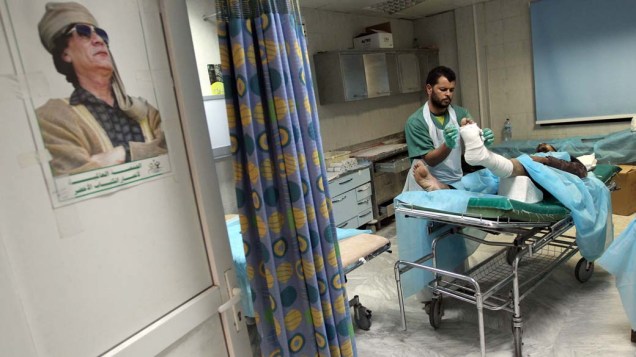 Homem ferido durante ataque aéreo é atendido em hospital na cidade de Trípoli, Líbia