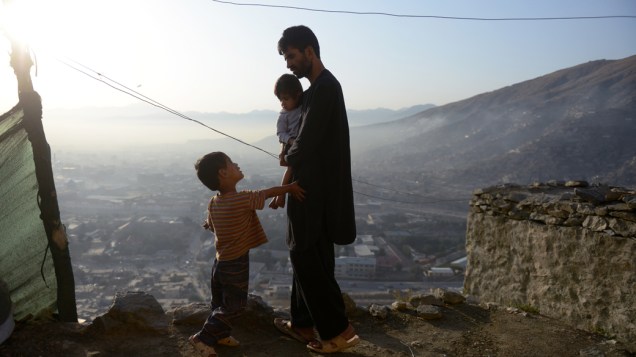 Construtor e seus filhos em frente sua casa em Cabul, Afeganistão