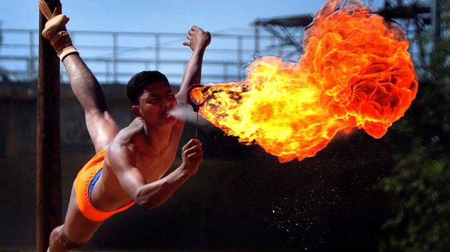 Homem cospe fogo durante comemorações do Dia da República, na Índia
