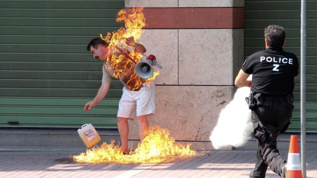 Homem ateia fogo em si mesmo após ter negociação recusada em banco na cidade de Thessaloniki, na Grécia