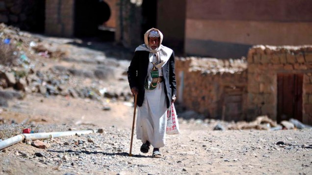 Homem nas ruas da antiga cidade de Sawan, no Iêmen