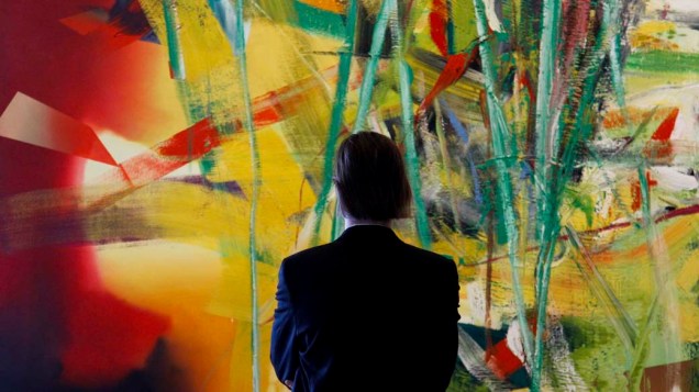 Visitante observa obra em exposição do artista alemão Gerhard Richter em Berlim, Alemanha