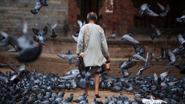 Homem na praça Bashantapur Durbar, em Katmandu, Nepal