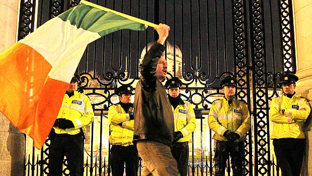 Homem protesta contra crise Irlanda