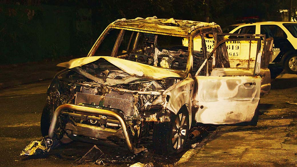Carro do motorista de 41 anos que teve seu corpo queimado por bandidos após sofrer assalto na Zona Sul de SP