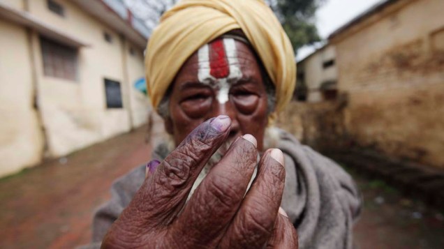 Homem sagrado do hinduísmo após votar em sessão eleitoral em Ayodhya, Índia