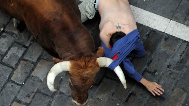 Touro derruba folião durante as comemorações do festival de São Firmino, na cidade espanhola de Pamplona