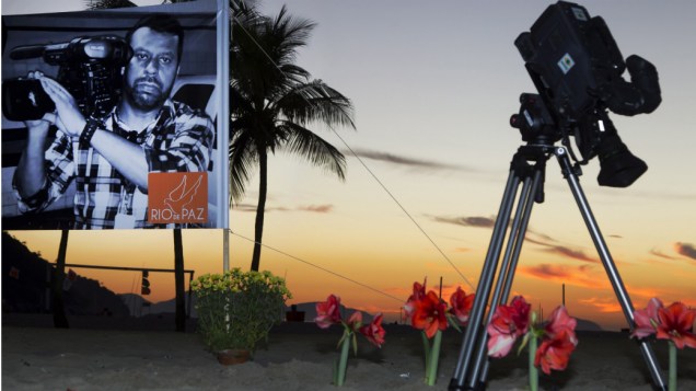 Homenagem ao cinegrafista Santiago Andrade na praia de Copacabana