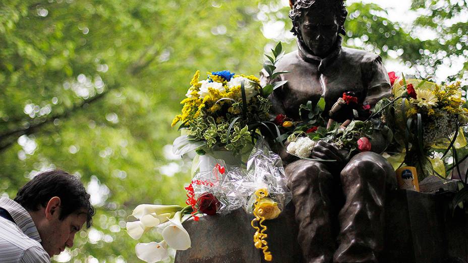 No memorial de Imola, dezenas de pessoas prestaram homenagens ao piloto brasileiro Ayrton Senna