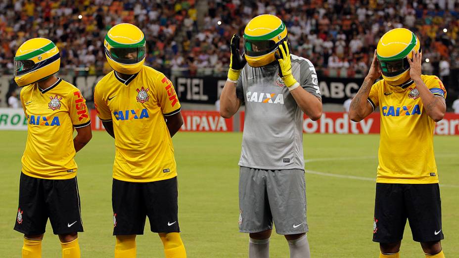 Jogadores do Corinthians entram em campo com capacete em homenagem ao piloto Ayrton Senna durante a partida entre Nacional AM e Corinthians SP válida pela Copa do Brasil 2014 no Estádio Arena Amazônia em Manaus (AM)