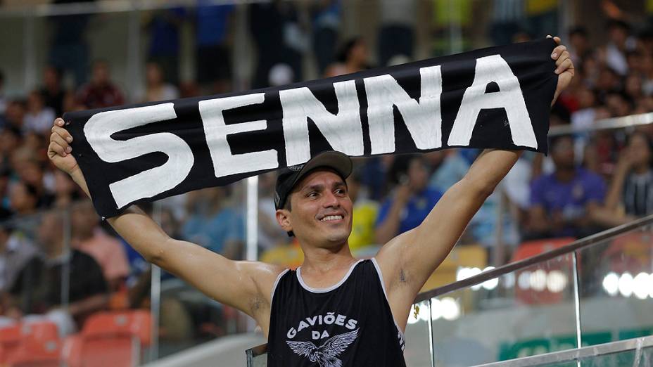 Torcedor presta homenagem ao piloto Ayrton Senna durante a partida entre Nacional AM e Corinthians SP válida pela Copa do Brasil 2014 no Estádio Arena Amazônia em Manaus (AM)