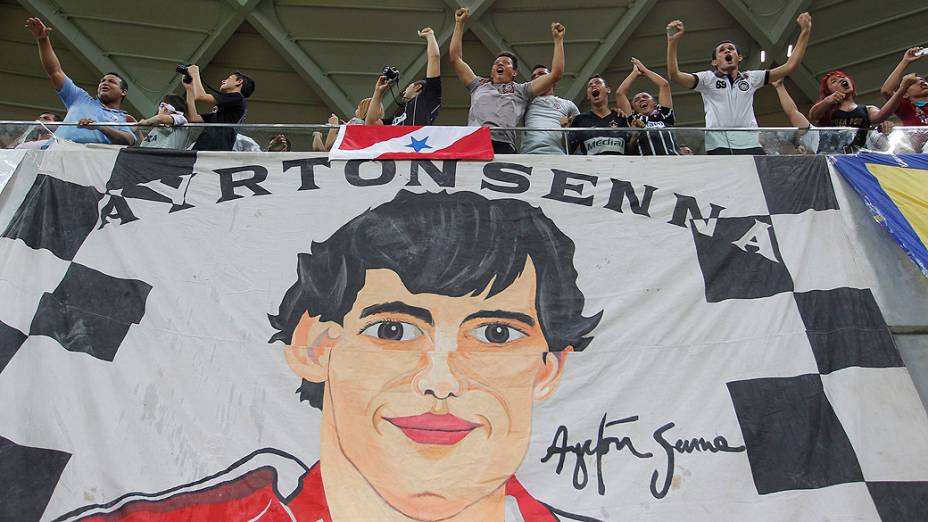 Torcedores prestam homenagem ao piloto Ayrton Senna durante a partida entre Nacional AM e Corinthians SP válida pela Copa do Brasil 2014 no Estádio Arena Amazônia em Manaus (AM)