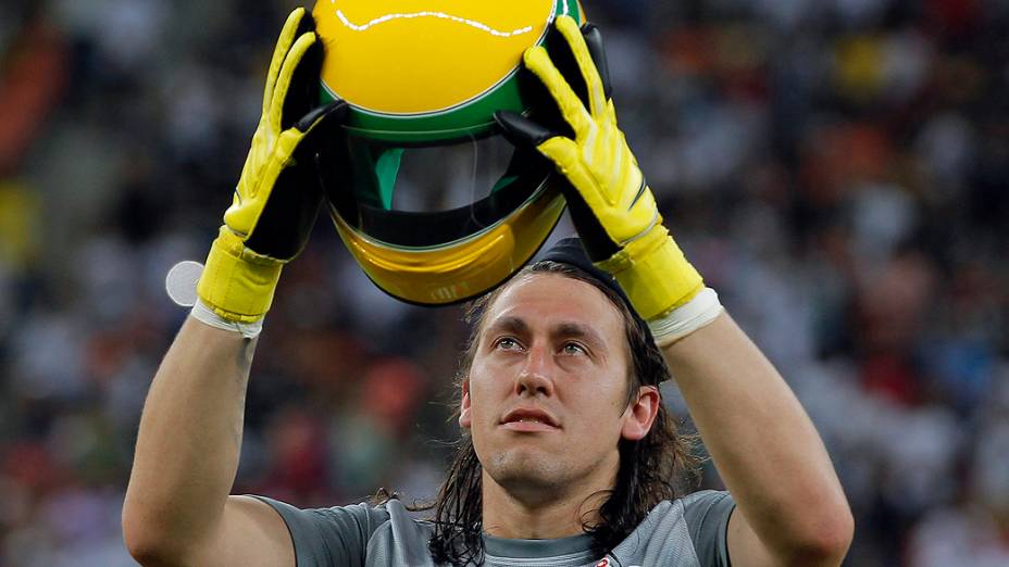 Jogadores do Corinthians entram em campo com capacete em homenagem ao piloto Ayrton Senna durante a partida entre Nacional AM e Corinthians SP válida pela Copa do Brasil 2014 no Estádio Arena Amazônia em Manaus (AM)