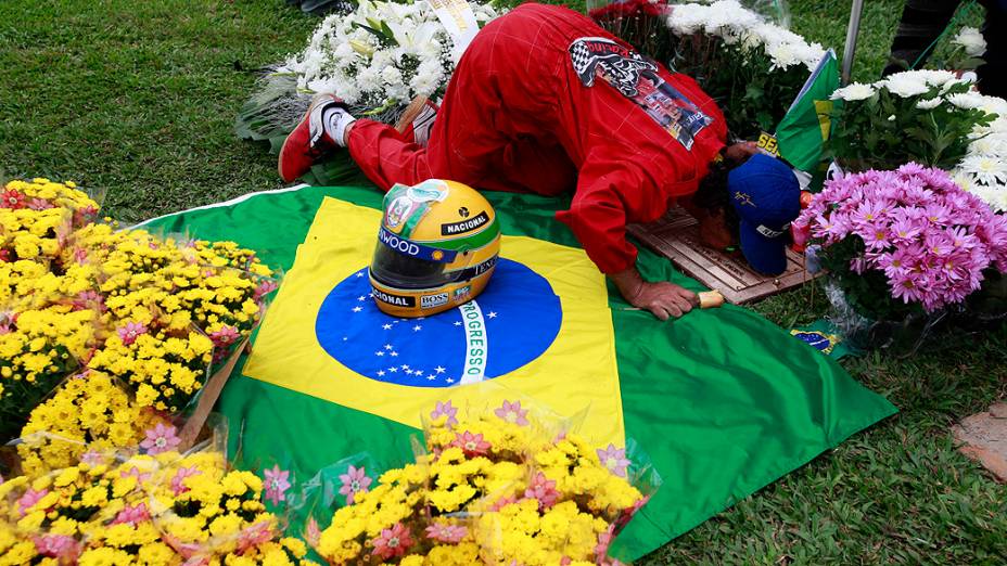 Nesta quinta-feira (1), dezenas de fãs visitaram o túmulo de Ayrton Senna no Cemitério do Morumbi, na Zona Sul de São Paulo, para prestar suas homenagens no 20º aniversário da morte do ídolo da Fórmula 1