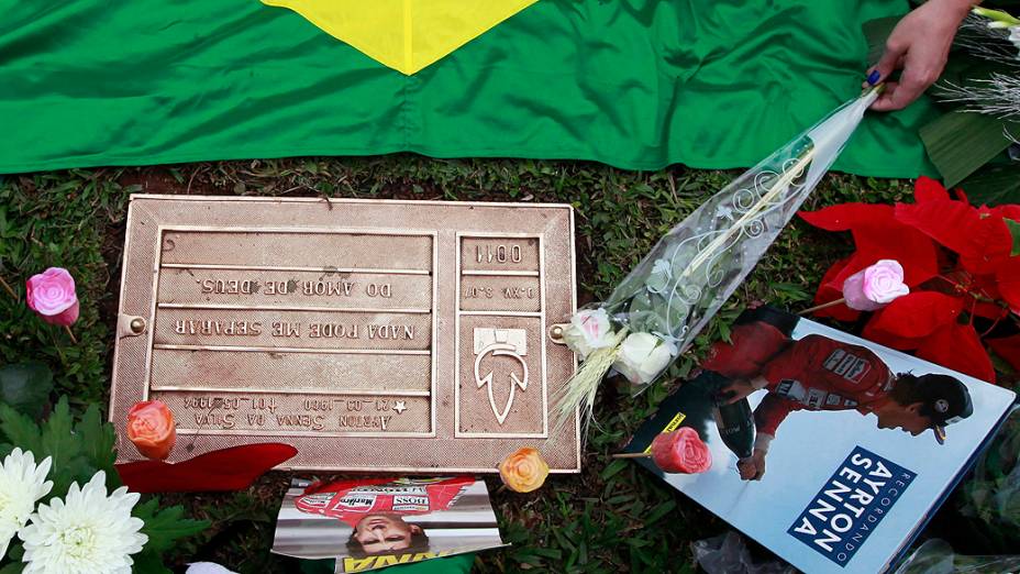 Nesta quinta-feira (1), dezenas de fãs visitaram o túmulo de Ayrton Senna no Cemitério do Morumbi, na Zona Sul de São Paulo, para prestar suas homenagens no 20º aniversário da morte do ídolo da Fórmula 1