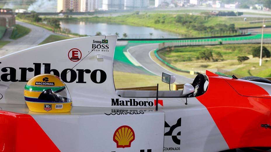 Réplica do carro McLaren MP4 /4 e do capacete usado por Ayrton Senna é fotografado em Interlagos, no 20º aniversário da morte do ídolo da Fórmula 1