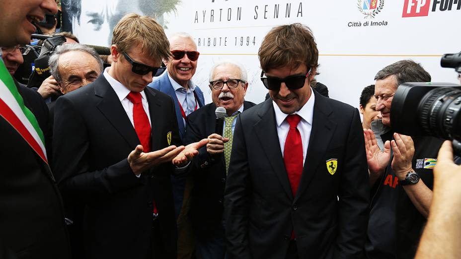 O finlandês Kimi Raikkonen (esq.) ao lado de do espanhol Fernando Alonso em homenagem a Ayrton Senna