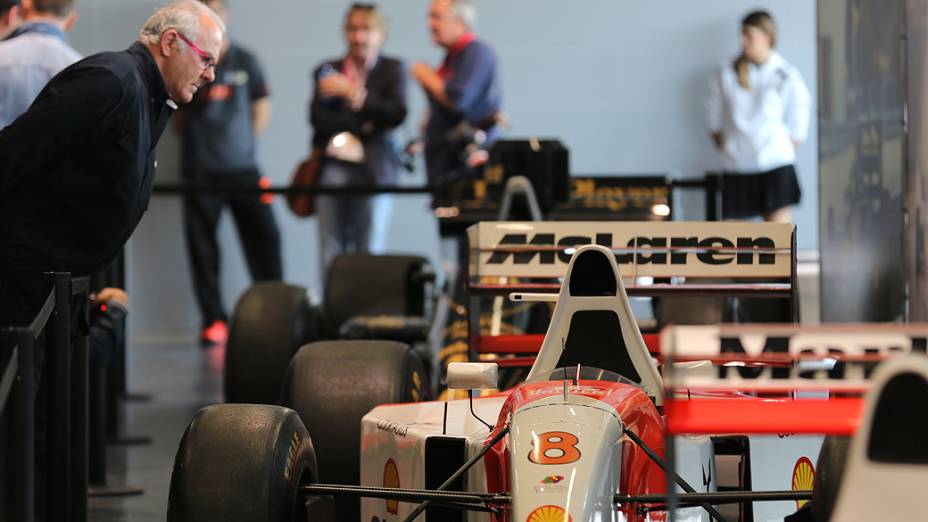 Fãs observam carro de Senna em uma exposição em Imola