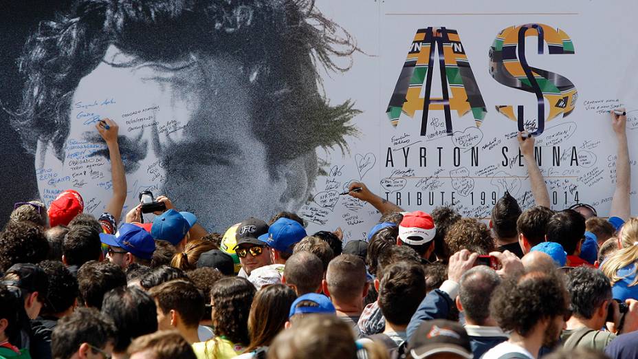 Pilotos e fãs prestam homenagem a Senna em Imola