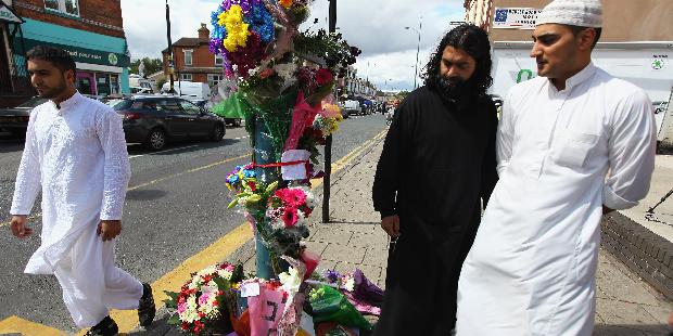 Muçulmanos prestam homenagem aos três jovens mortos na madrugada de quarta-feira em Birmingham