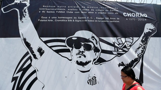 Homenagem ao cantor Chorão, no muro do Centro de Treinamento Rei Pelé, durante o treino do Santos