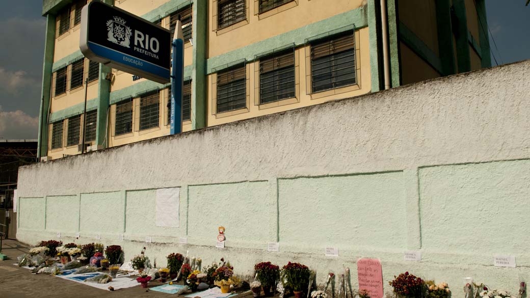 Homenagens no muro da Escola Municipal Tasso da Silveira, em Realengo, zona oeste do Rio. 12 vasos com flores e velas foram deixados em homenagem a cada uma das crianças mortas pelo atirador Wellington Menezes de Oliveira, 23 anos