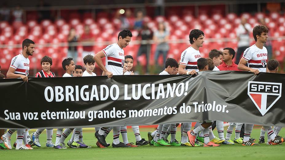 Time do São Paulo presta homenagem ao narrador esportivo Luciano do Valle, em partida contra o Botafogo no Morumbi