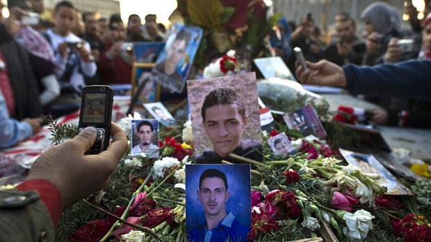 Egípcios homenagearam aqueles que morreram durante a revolta que levou à queda de Mubarak