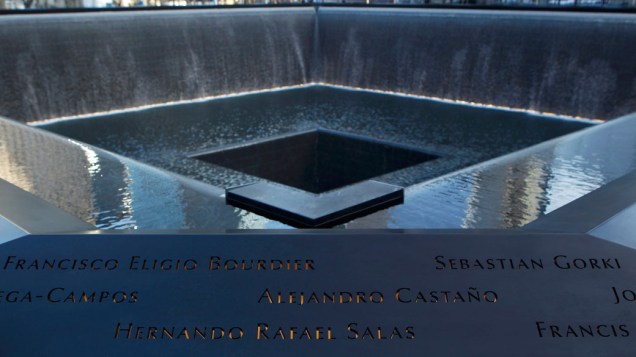 Nomes das vítimas dos atentados em 11 de setembro de 2001 gravados no memorial World Trade Center, em Nova York