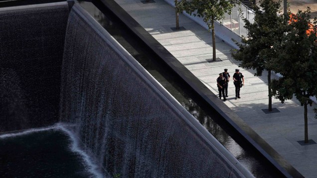 Policiais patrulham a região próxima a piscina sul no World Trade Center, em Nova York