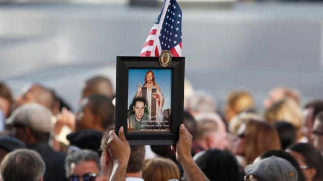 Familiares e amigos das vítimas do 11 de Setembro acompanham a cerimônia de inauguração do memorial World Trade Center, em Nova York