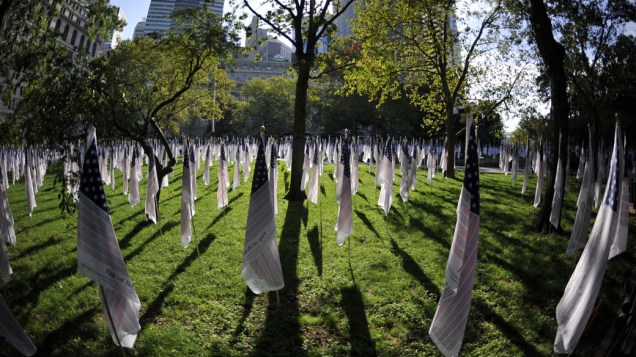Bandeiras são colocadas no Battery Park, em Manhattan. O projeto chamado "Uma bandeira. Uma vida" é uma das homenagens as vítimas do 11 de Setembro