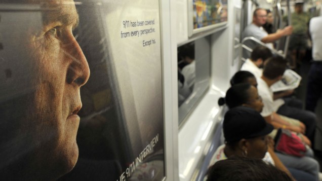Cartaz no metrô de Nova York, divulga a entrevista com o ex-presidente George W. Bush sobre o 11 de Setembro