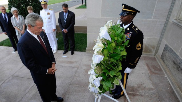 Ex-presidente George W. Bush presta homenagem as vítimas do Pentágono no 11 de Setembro, em Washington