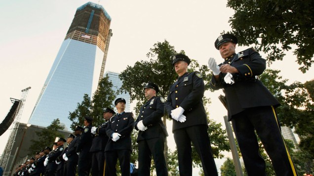 Policiais, bombeiros e autoridades portuárias de Nova York aguardam o início das homenagens as vítimas do 11 de Setembro