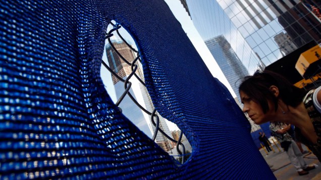 Mulher observa as construções do novo World Trade Center, em Nova York