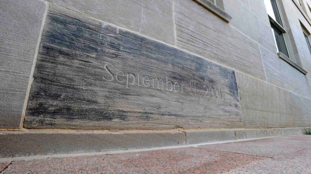 Pedra usada na reconstrução do Pentágono, marca o local onde o avião atingiu o prédio, nos ataques do 11 de Setembro