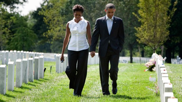 Presidente Barack Obama e a primeira-dama Michelle Obama visitam o cemitério nacional de Arlington, em Washington