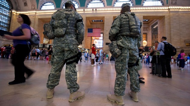 Oficiais do exército americano patrulham a principal estação de metrô em Nova York