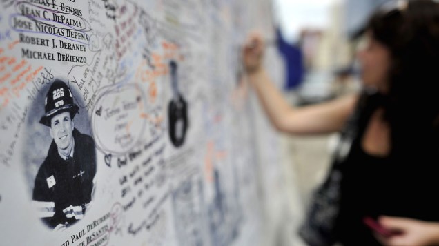 Pessoas deixam mensagens em painel com o nome das vítimas do 11 de Setembro de 2011, em Nova York