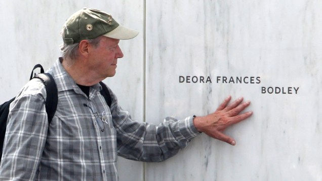 Homem toca o nome de Deora Frances Bodley, vítima do voo United 93, derrubado durante os atentados de 11 de Setembro. Em homenagem as vítimas do voo, foi inaugurado um memorial em Shankville, na Pensilvânia