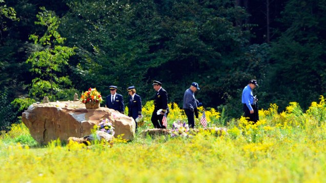 Familiares e amigos das vítimas do voo United 93, derrubado durante os atentados de 11 de Setembro, visitam memorial que marca o ponto da queda do avião em Shankville, na Pensilvânia
