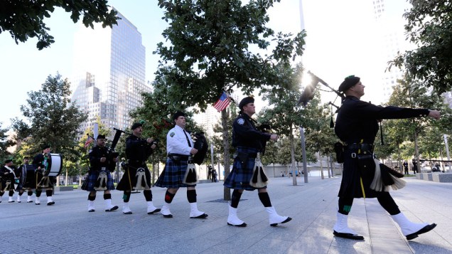 Banda marcial dos bombeiros de Nova York marcham pelo memorial as vítimas do 11 de Setembro, em Nova York