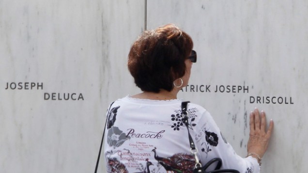 Mulher toca o nome de Patrick Joseph Driscoll, vítima do voo United 93, derrubado durante os atentados de 11 de Setembro. Em homenagem as vítimas do voo, foi inaugurado um memorial em Shankville, na Pensilvânia