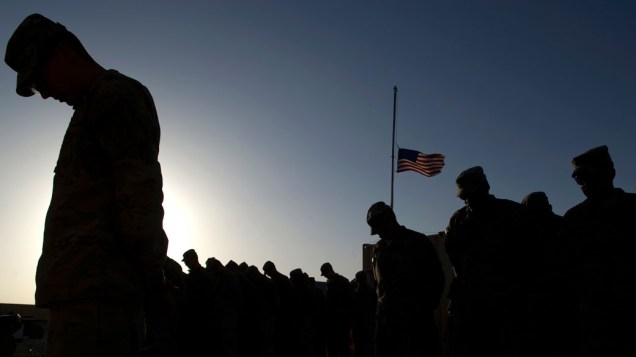 Militares fazem um minuto de silêncio, em homenagem as vítimas do 11 de Setembro, no Afeganistão