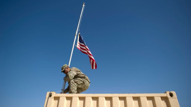 Militar americano no Afeganistão hasteia bandeira em lembrança as vítimas do 11 de Setembro